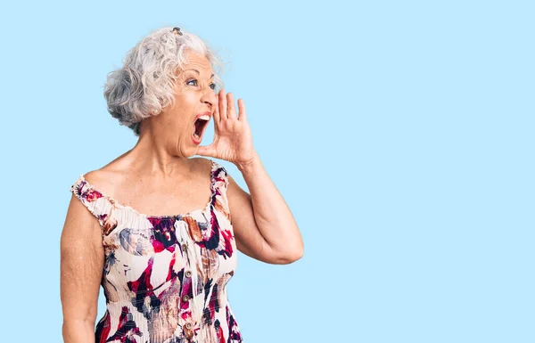 Senior Mulher Cabelos Grisalhos Vestindo Roupas Casuais Gritando Gritando Alto — Fotografia de Stock