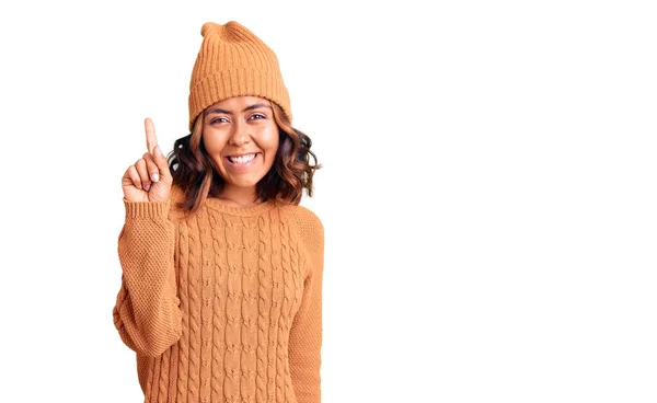 Jovem Bela Mulher Raça Mista Vestindo Suéter Chapéu Inverno Mostrando — Fotografia de Stock