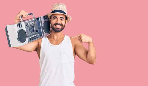 Mladý Hispánec Držící Boombox Poslouchající Hudbu Ukazující Prstem Sebe Usmívající — Stock fotografie
