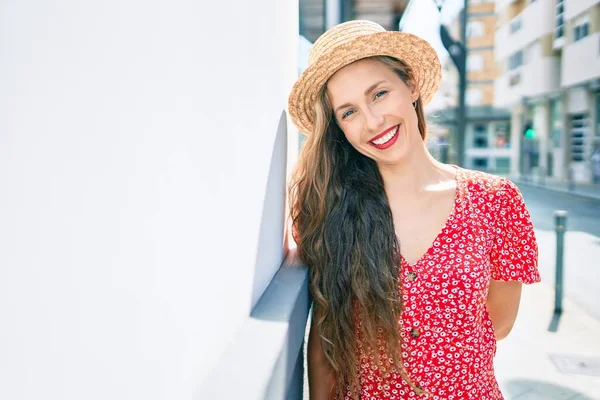 Jonge Blonde Vrouw Vakantie Glimlachen Gelukkig Leunend Muur Straat Van — Stockfoto