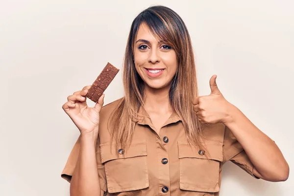 Joven Hermosa Mujer Comiendo Barra Proteína Energía Sonriendo Feliz Positivo — Foto de Stock