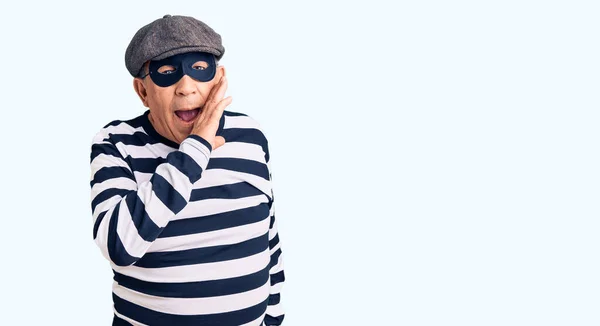 Senior Stilig Man Bär Inbrottstjuv Mask Och Shirt Hand Mun — Stockfoto