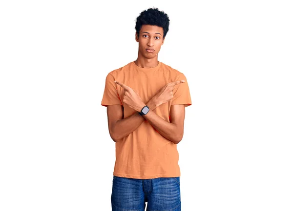 Ung Afrikansk Amerikan Man Bär Casual Kläder Pekar Båda Sidor — Stockfoto