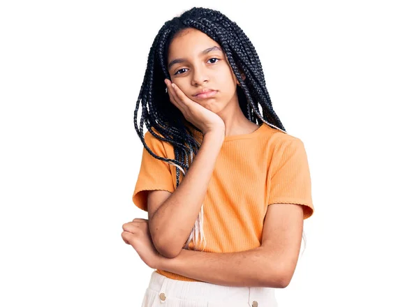 Söt Afrikansk Amerikansk Flicka Bär Casual Kläder Tänkande Ser Trött — Stockfoto