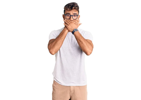 Jovem Hispânico Vestindo Roupas Casuais Óculos Chocou Cobrindo Boca Com — Fotografia de Stock