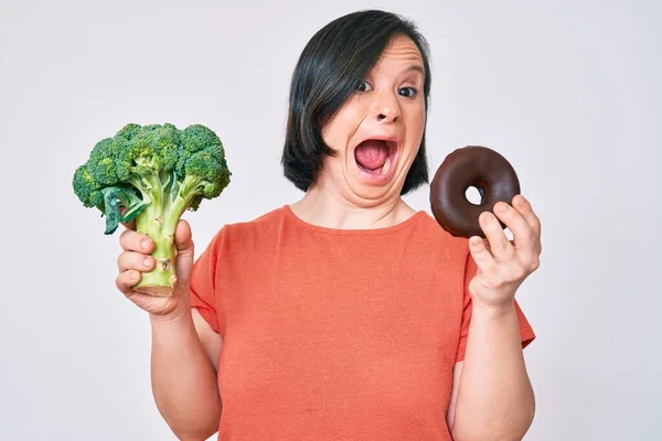 Bruna Donna Con Sindrome Con Broccoli Ciambella Cioccolato Che Festeggiano — Foto Stock