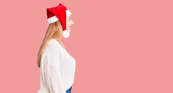 Schöne Junge Frau Trägt Weihnachtsmütze Mit Blick Zur Seite Entspannen — Stockfoto