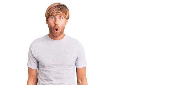 Hombre Caucásico Guapo Con Barba Usando Camiseta Casual Asustado Sorprendido — Foto de Stock