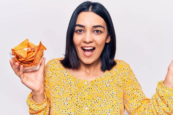 Ung Vacker Latinamerikansk Kvinna Håller Nachos Chips Firar Seger Med — Stockfoto