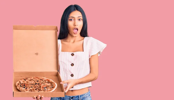 Jovem Bela Menina Latina Segurando Entrega Caixa Pizza Assustada Espantada — Fotografia de Stock