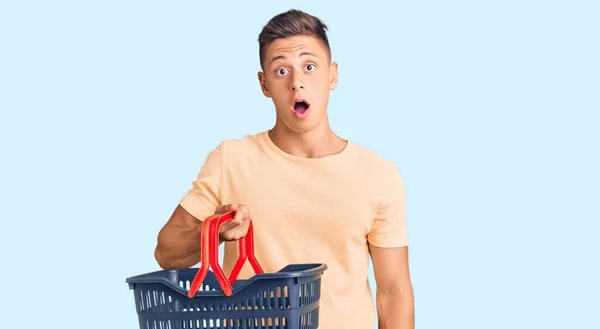 Joven Hombre Hispano Guapo Sosteniendo Cesta Compra Del Supermercado Asustado — Foto de Stock