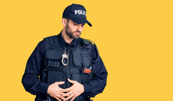 Sakallı Genç Yakışıklı Adam Midesi Üstünde Polis Üniforması Giyiyor Çünkü — Stok fotoğraf