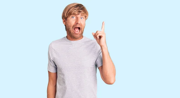 Bonito Caucasiano Com Barba Vestindo Camiseta Casual Apontando Dedo Para — Fotografia de Stock