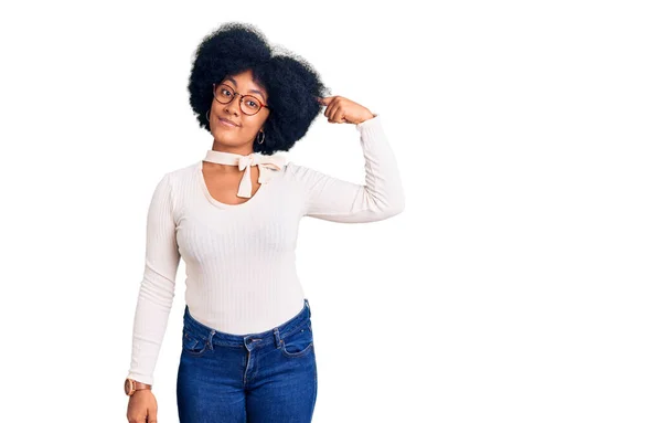 Young African American Girl Wearing Casual Clothes Glasses Smiling Pointing — Stock Photo, Image