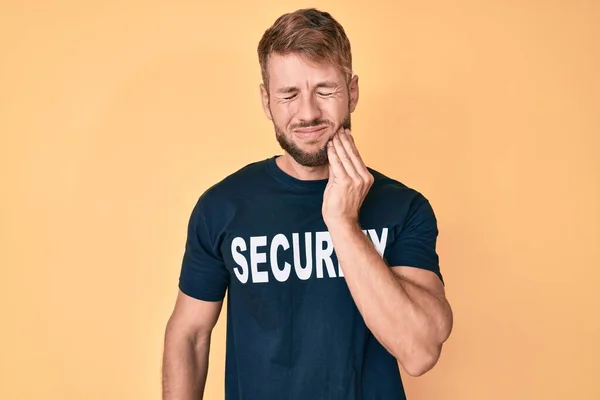 Ung Kaukasier Man Bär Säkerhet Skjorta Röra Munnen Med Handen — Stockfoto