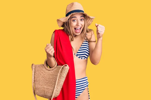 Young Beautiful Blonde Woman Wearing Bikini Hat Holding Summer Wicker — Stock Photo, Image