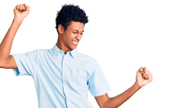 Ung Afrikansk Amerikansk Man Klädd Avslappnade Kläder Dansar Glad Och — Stockfoto