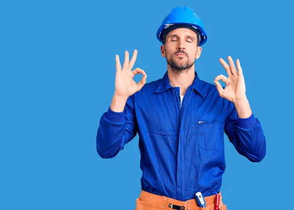 Jovem Homem Bonito Vestindo Uniforme Trabalhador Chapéu Duro Relaxado Sorrindo — Fotografia de Stock