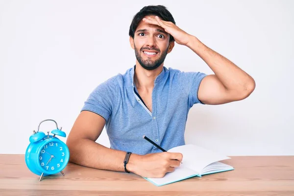 Hombre Hispano Guapo Sentado Mesa Relleno Para Universidad Estresado Frustrado —  Fotos de Stock