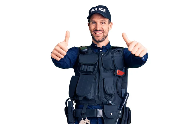 Polis Üniforması Giyen Genç Yakışıklı Bir Adam Elleriyle Olumlu Jest — Stok fotoğraf