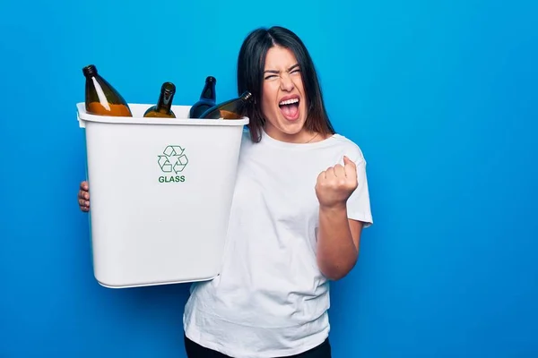 Jovem Bela Mulher Reciclando Garrafas Vidro Cesto Lixo Para Cuidar — Fotografia de Stock