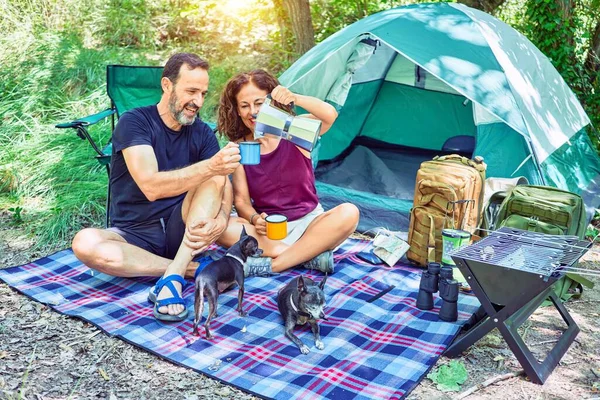 Pareja Mediana Edad Excursionista Sonriendo Feliz Bebiendo Café Acampando Bosque —  Fotos de Stock