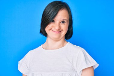 Down sendromlu esmer kadın mutlu ve havalı bir gülümseme takınıyor. şanslı kişi. 