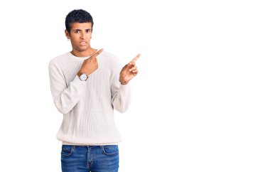 Gündelik giysiler giyen Afrikalı genç bir Amerikalı iki eliyle endişeli ve gergin bir ifadeye işaret ediyor. 