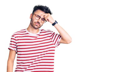 Alnındaki sivilceden mutsuz olduğunu gösteren günlük kıyafetler giyen genç İspanyol adam, siyah başlıklı çirkin enfeksiyon. sivilce ve deri problemi 