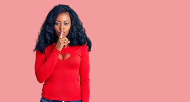 Güzel Afro-Amerikalı kadın günlük kıyafetler giyip sessiz olmak istiyor. sessizlik ve gizli konsept. 