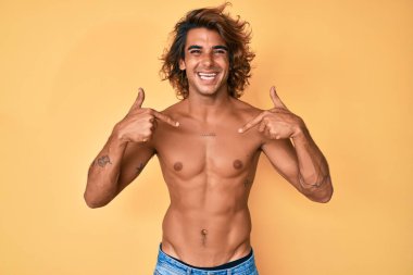 Genç, İspanyol asıllı, tişörtsüz, kendine güvenen, yüzünde bir gülümsemeyle, kendini gururlu ve mutlu olarak gösteren bir adam.. 