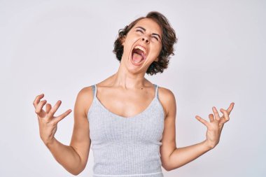 Genç İspanyol kadın gündelik kıyafetler giyip deli gibi bağırıyor ve agresif bir ifade ve kollarla bağırıyor. hüsran kavramı. 