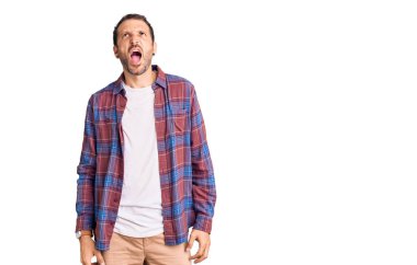 Genç, yakışıklı, rahat kıyafetler giyen sinirli ve kızgın bağıran sinirli sinirli ve öfkeliydi. Öfkeyle bağırıyordu. öfke ve agresif konsept. 