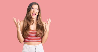 Güzel, beyaz, sıradan kıyafetler giyen, deli gibi bağıran, agresif ifadeler ve kollar havada bağıran genç bir kadın. hüsran kavramı. 