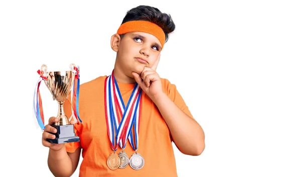 Küçük Çocuk Şampiyonluk Kupası Tutuyor Madalyalar Takıyor Ciddi Bir Yüz — Stok fotoğraf