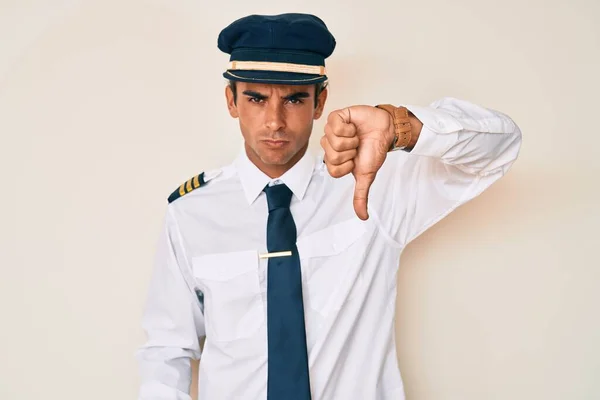 Jovem Hispânico Vestindo Uniforme Piloto Avião Olhando Infeliz Irritado Mostrando — Fotografia de Stock