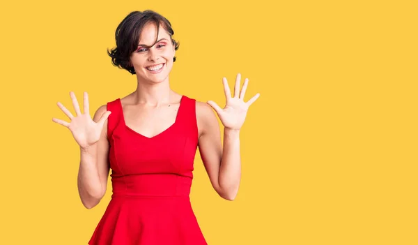 Mooie Jonge Vrouw Met Kort Haar Dragen Casual Stijl Met — Stockfoto