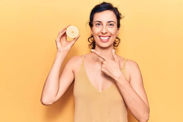 Jovem Bela Mulher Hispânica Segurando Limão Sorrindo Feliz Apontando Com — Fotografia de Stock