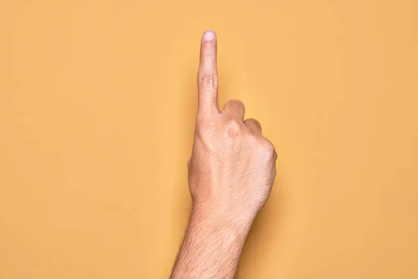 Mão Jovem Caucasiano Mostrando Dedos Sobre Fundo Amarelo Isolado Contando — Fotografia de Stock