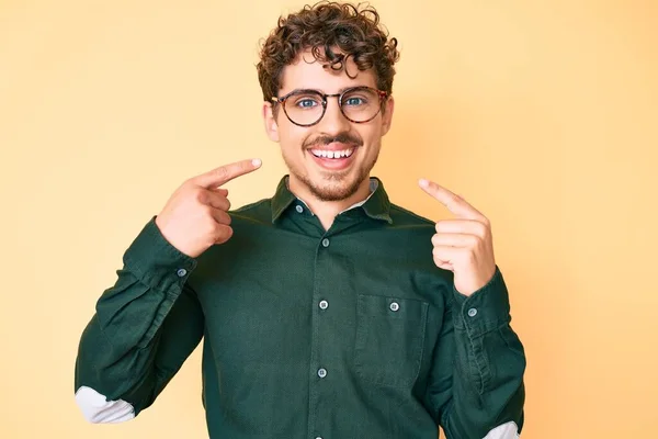 Joven Hombre Caucásico Con Pelo Rizado Vistiendo Ropa Casual Gafas — Foto de Stock