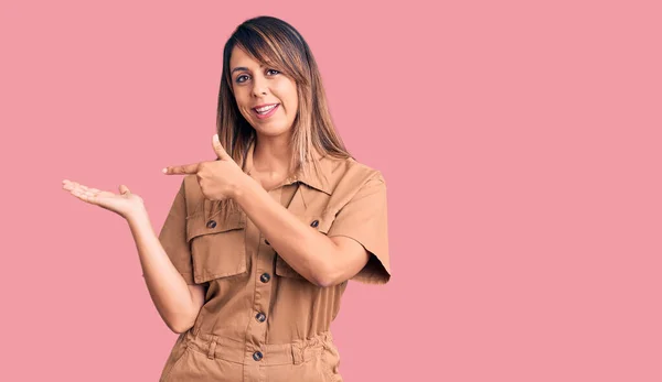 Joven Hermosa Mujer Con Vestido Casual Sorprendido Sonriendo Cámara Mientras —  Fotos de Stock