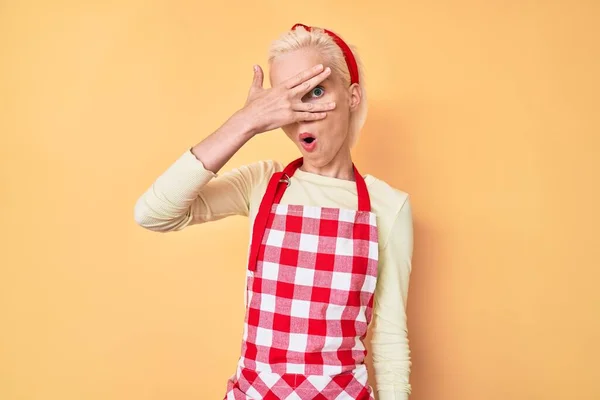 Молодая Блондинка Татуировкой Профессиональном Переднике Пекаря Подглядывает Шокирующие Закрывающие Лицо — стоковое фото