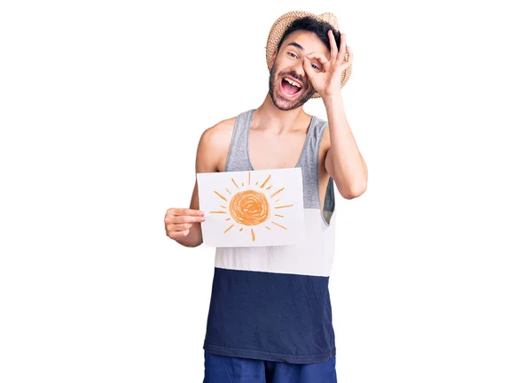 Joven Hombre Hispano Con Sombrero Verano Sosteniendo Sol Dibujar Sonriendo —  Fotos de Stock