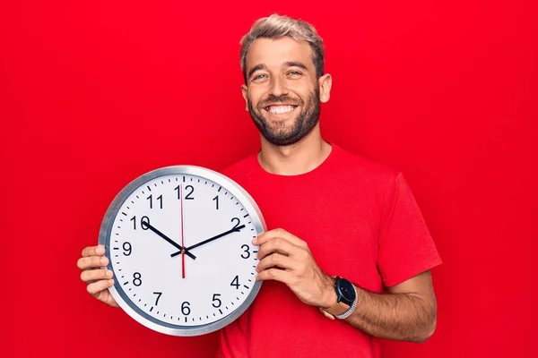 Joven Hombre Rubio Guapo Con Barba Haciendo Cuenta Regresiva Usando —  Fotos de Stock