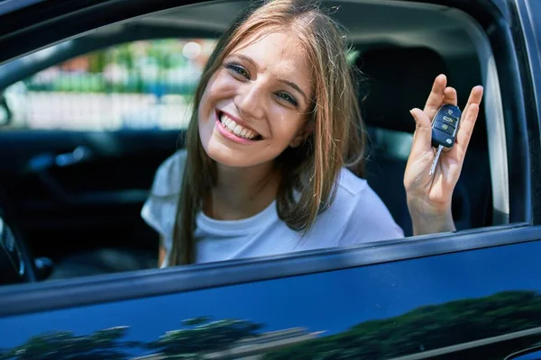 Jovem Bela Mulher Loira Sorrindo Feliz Sentado Carro Mostrando Chave — Fotografia de Stock
