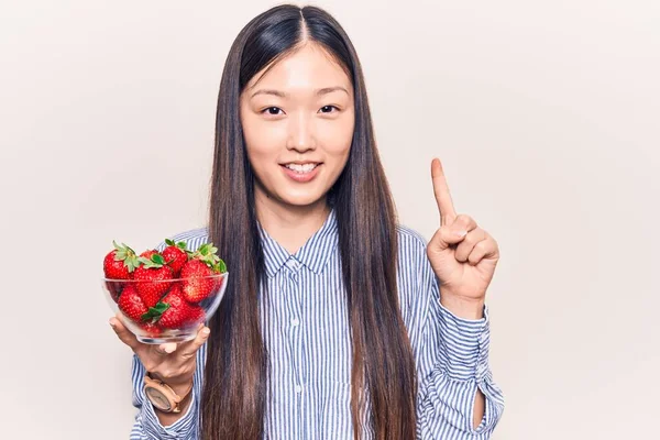 Joven Mujer China Hermosa Sosteniendo Tazón Fresas Sonriendo Con Una —  Fotos de Stock