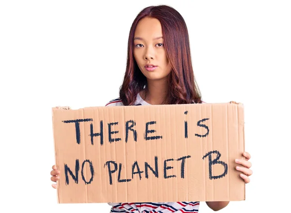 Fiatal Szép Kínai Lány Gazdaság Nincs Bolygó Banner Gondolkodás Hozzáállás — Stock Fotó