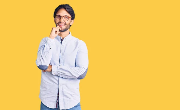 Homem Hispânico Bonito Vestindo Camisa Negócios Óculos Olhando Confiante Para — Fotografia de Stock