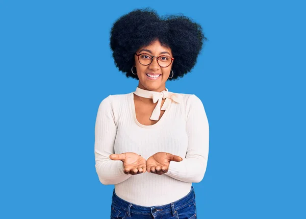 Jovem Afro Americana Vestindo Roupas Casuais Óculos Sorrindo Com Palmas — Fotografia de Stock