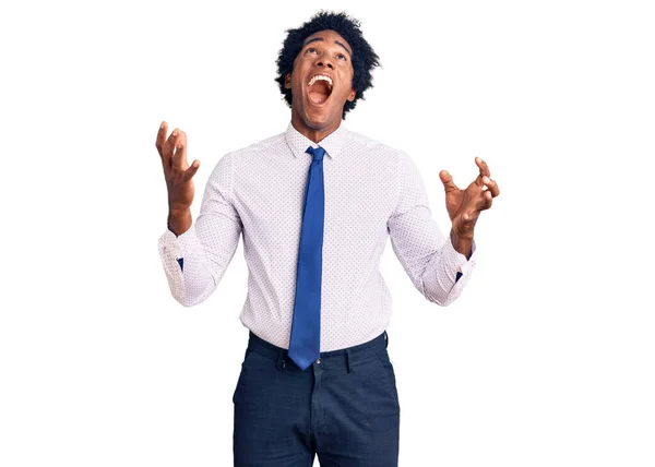 ビジネス服を着てアフロの髪を持つハンサムなアフリカ系アメリカ人男性は狂気と怒鳴り 積極的な表現と腕を上げて叫びました フラストレーションコンセプト — ストック写真